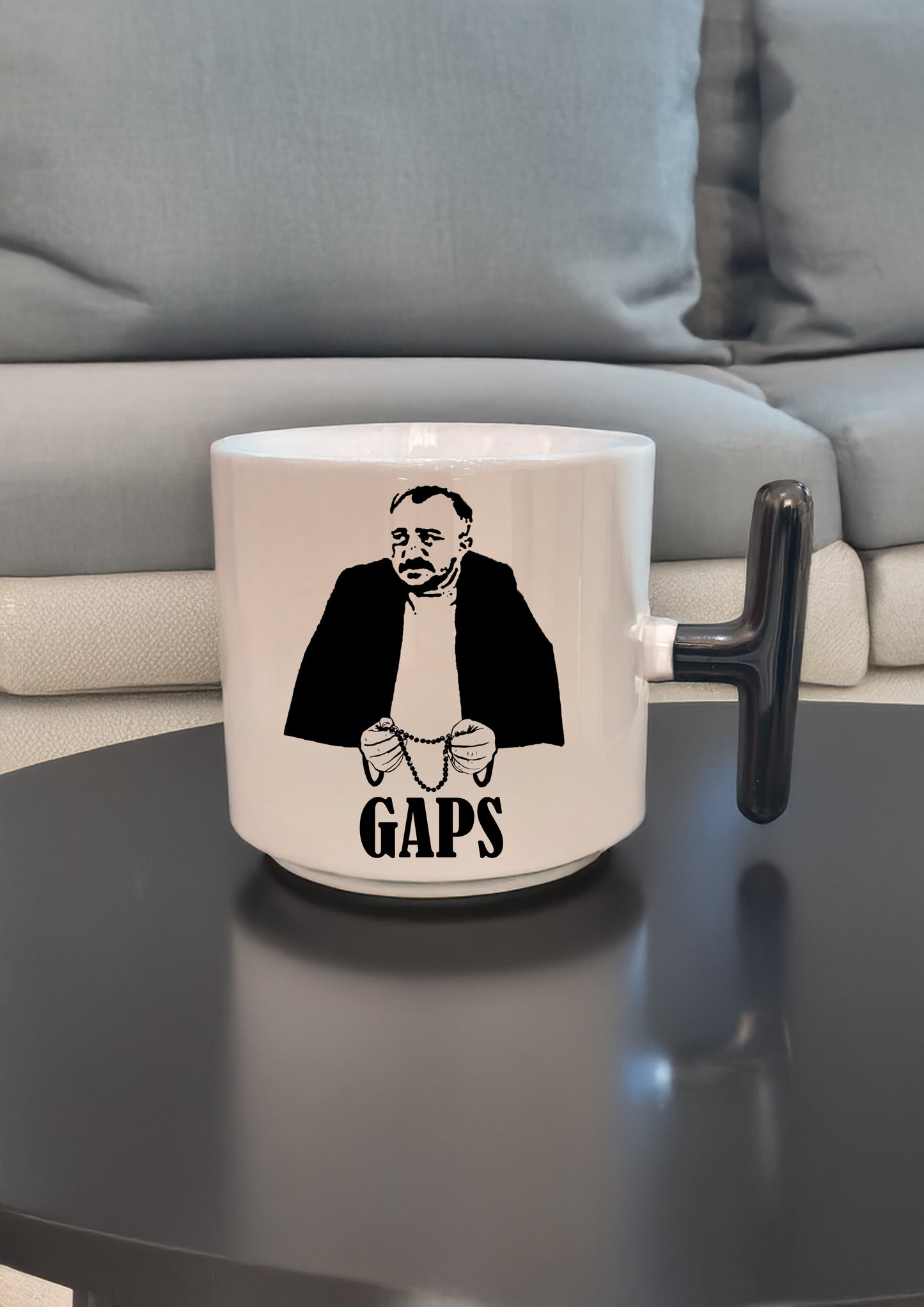 Eşkalsiz Adam Figürlü "gaps" Yazılı Siyah Kulp 200 ml Kupa (MUAMMER KÖKSAL TİPLEMESİ)