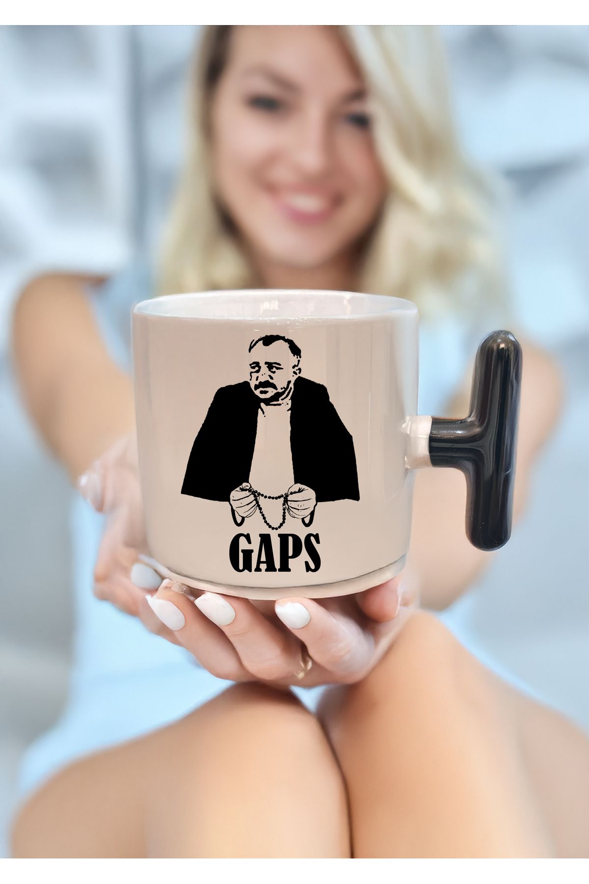 Eşkalsiz Adam Figürlü "gaps" Yazılı Siyah Kulp 200 ml Kupa (MUAMMER KÖKSAL TİPLEMESİ)