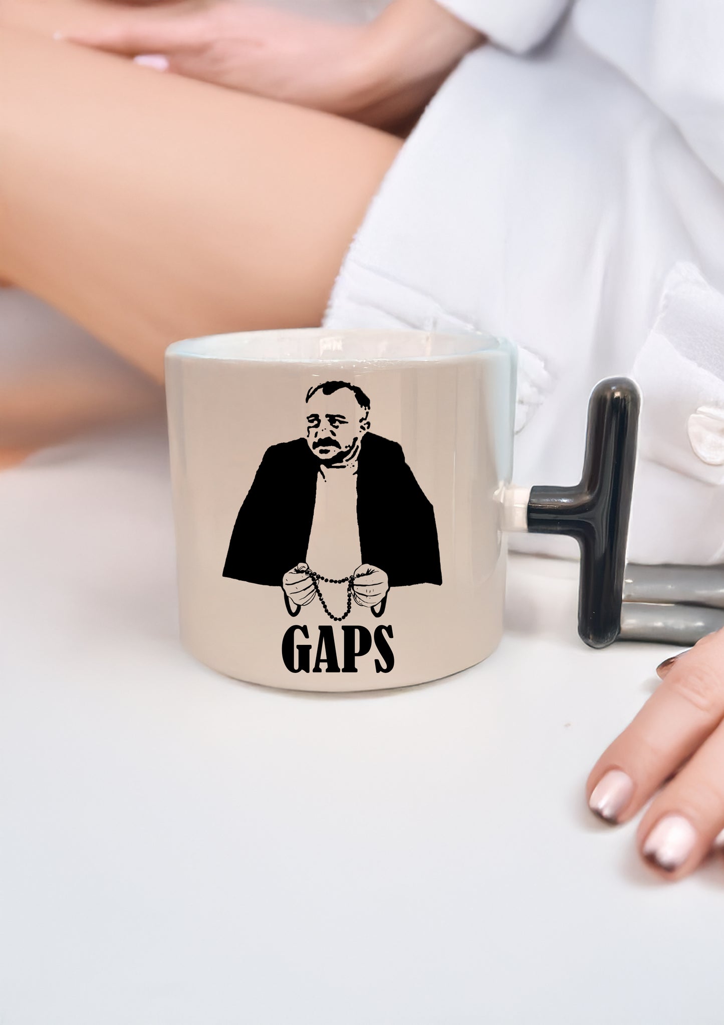 Eşkalsiz Adam Figürlü "gaps" Yazılı Siyah Kulp 200 ml Kupa (MUAMMER KÖKSAL TİPLEMESİ)