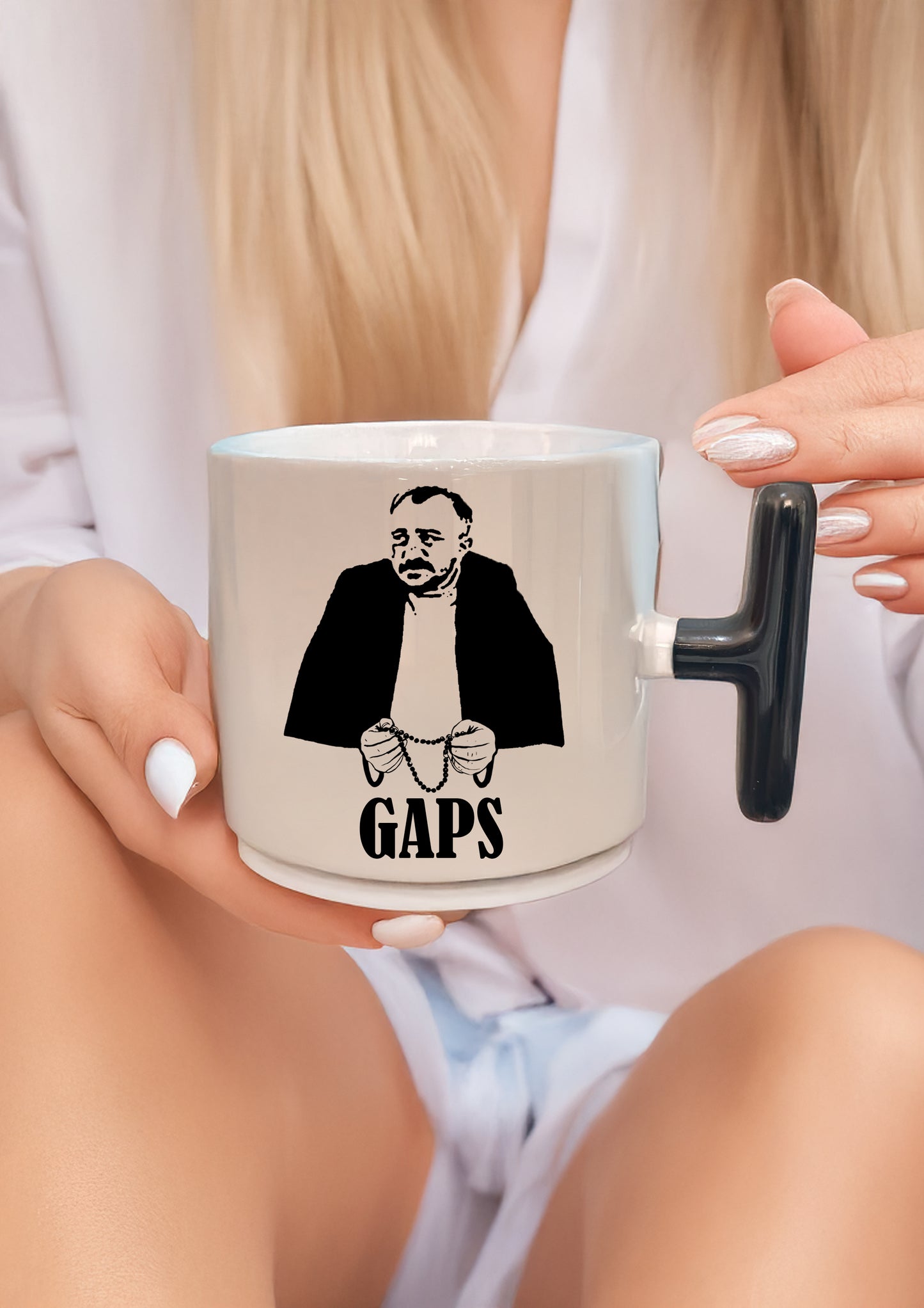 Eşkalsiz Adam Figürlü "gaps" Yazılı Siyah Kulp 200 ml Kupa (MUAMMER KÖKSAL TİPLEMESİ)